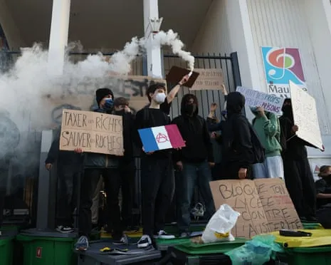 New France's PM Faces Intense Scrutiny as Countrywide Protests Disrupt Schools and Transportation